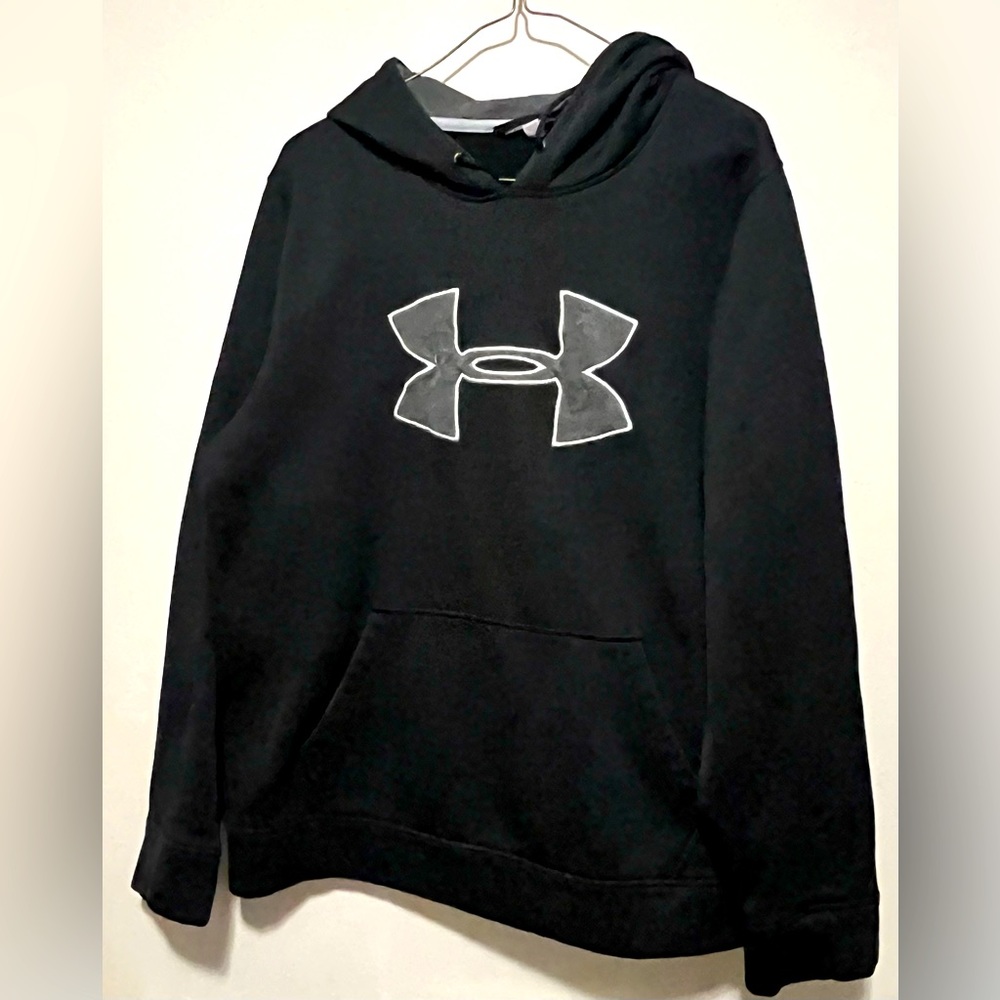 Men’s Large Under Armour Hoodie.